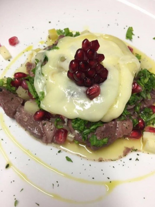 Straccetti di maiale sfumati all'aglianico con caciocavallo e rucola di campo