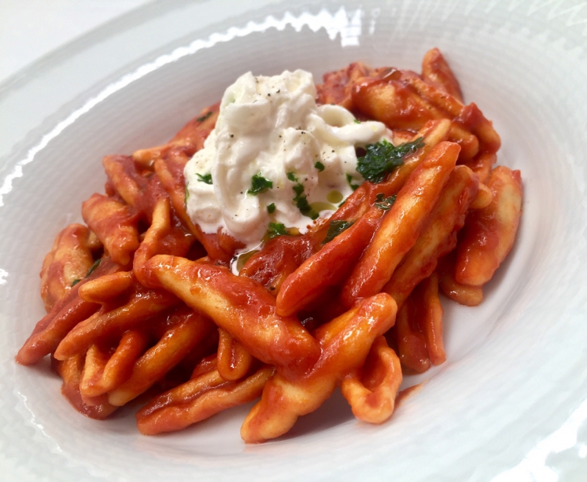 Strozzapreti risottati all'acqua di pomodoro, stracciatella e olio al basilico