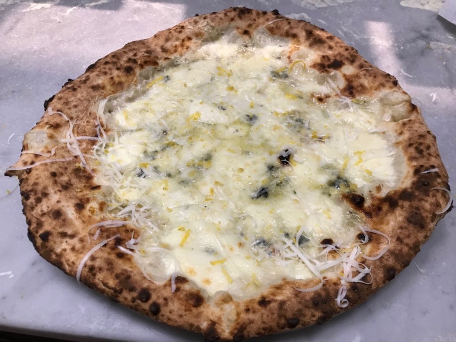 Pizza con Gorgonzola e limoni di Sorrento
