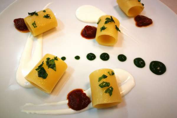 Mezzo pacchero con ragù napoletano, crema di ricotta e salsa di basilico