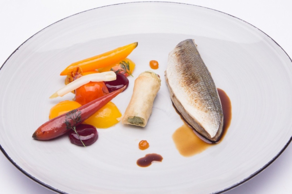 Pesce boga cotto all'unilaterale placton marino, pomodoro d' inverno, carota gialla e cipollotto