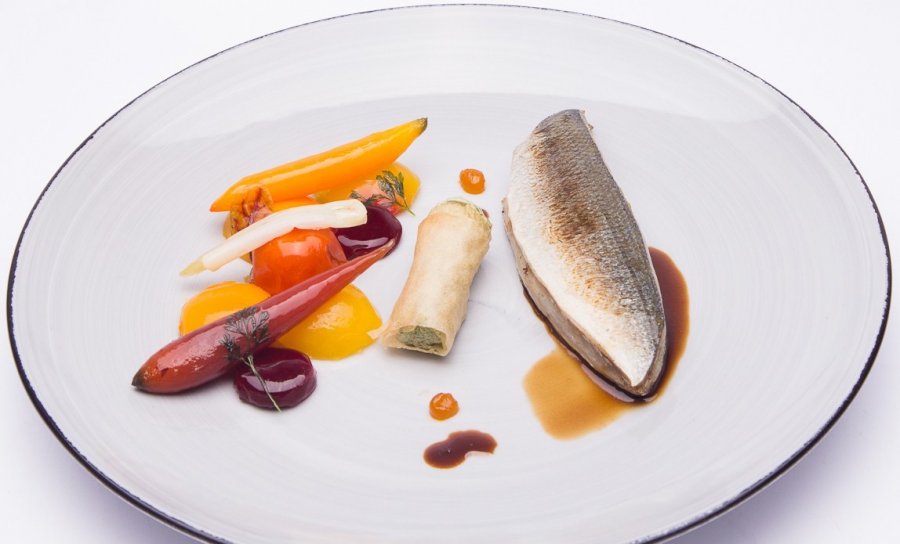 Pesce boga cotto all'unilaterale placton marino, pomodoro d' inverno, carota gialla e cipollotto