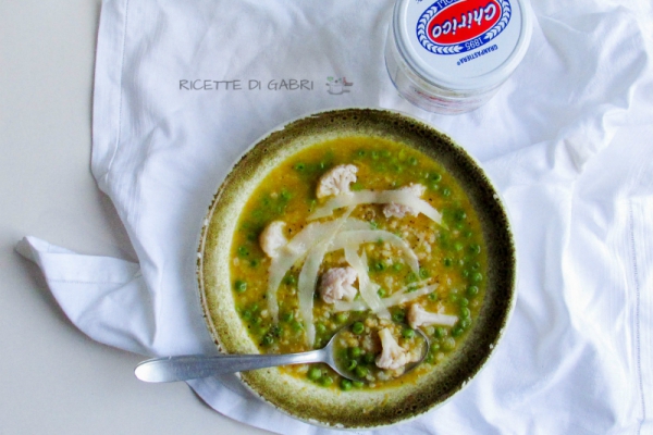 Zuppa cremosa con grano cotto e piselli